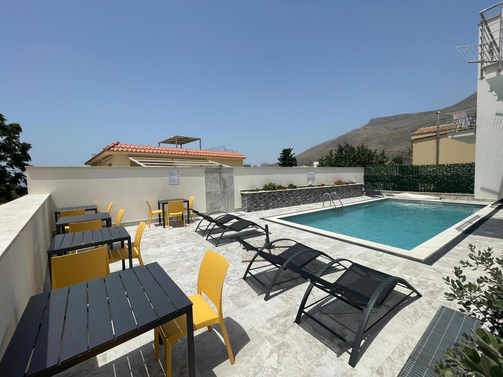 Bed And Breakfast Da Francesca Castelluzzo Exterior foto